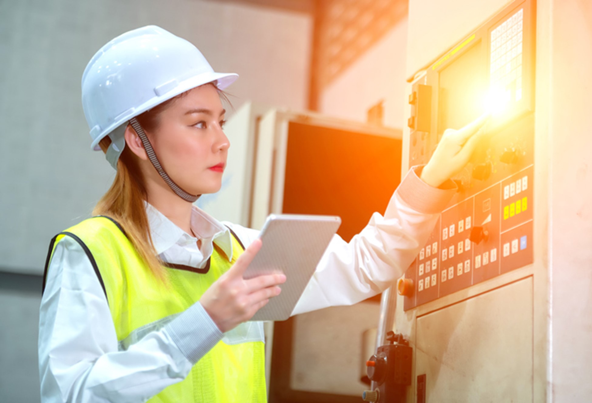 Ingénieure inspectant une industrie avec une solution digitale. digitaliser traitements de déchets
