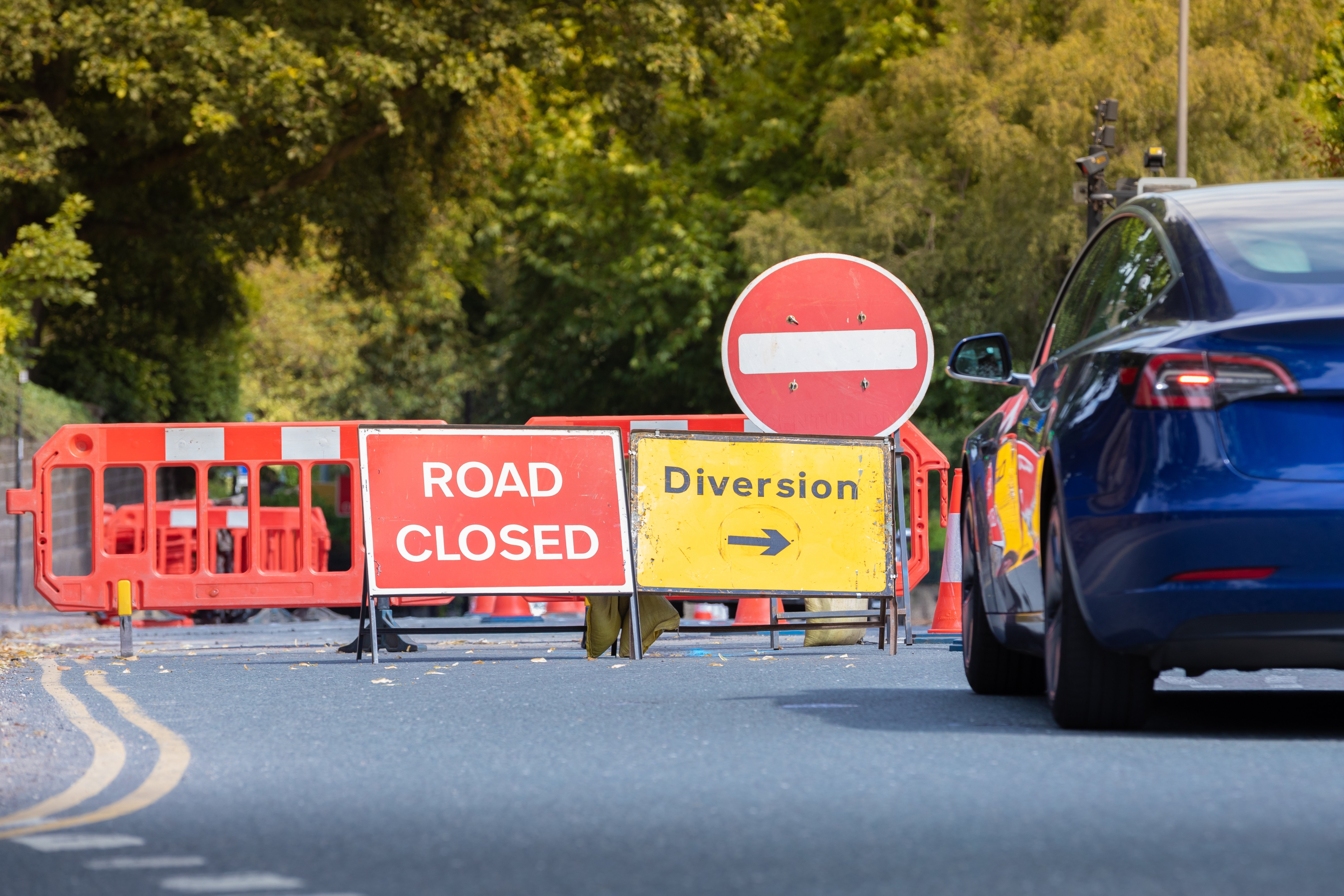 Road closed diversion signs